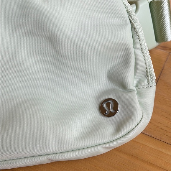 NWT Lululemon Athletica Kohlrabi Green Belt Bag with Adjustable Strap - Picture 2 of 9